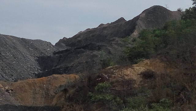 Quảng Ninh 'treo' tính mạng người dân dưới chân bãi thải khổng lồ - ảnh 1