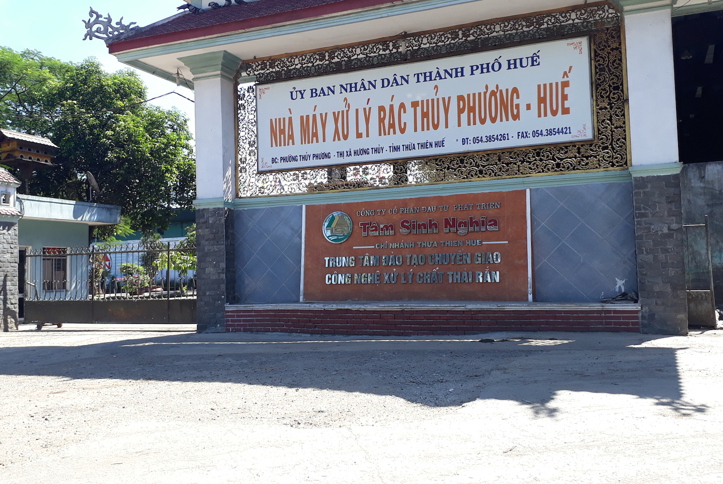 Núi rác lộ thiên đe dọa người dân Huế - ảnh 1