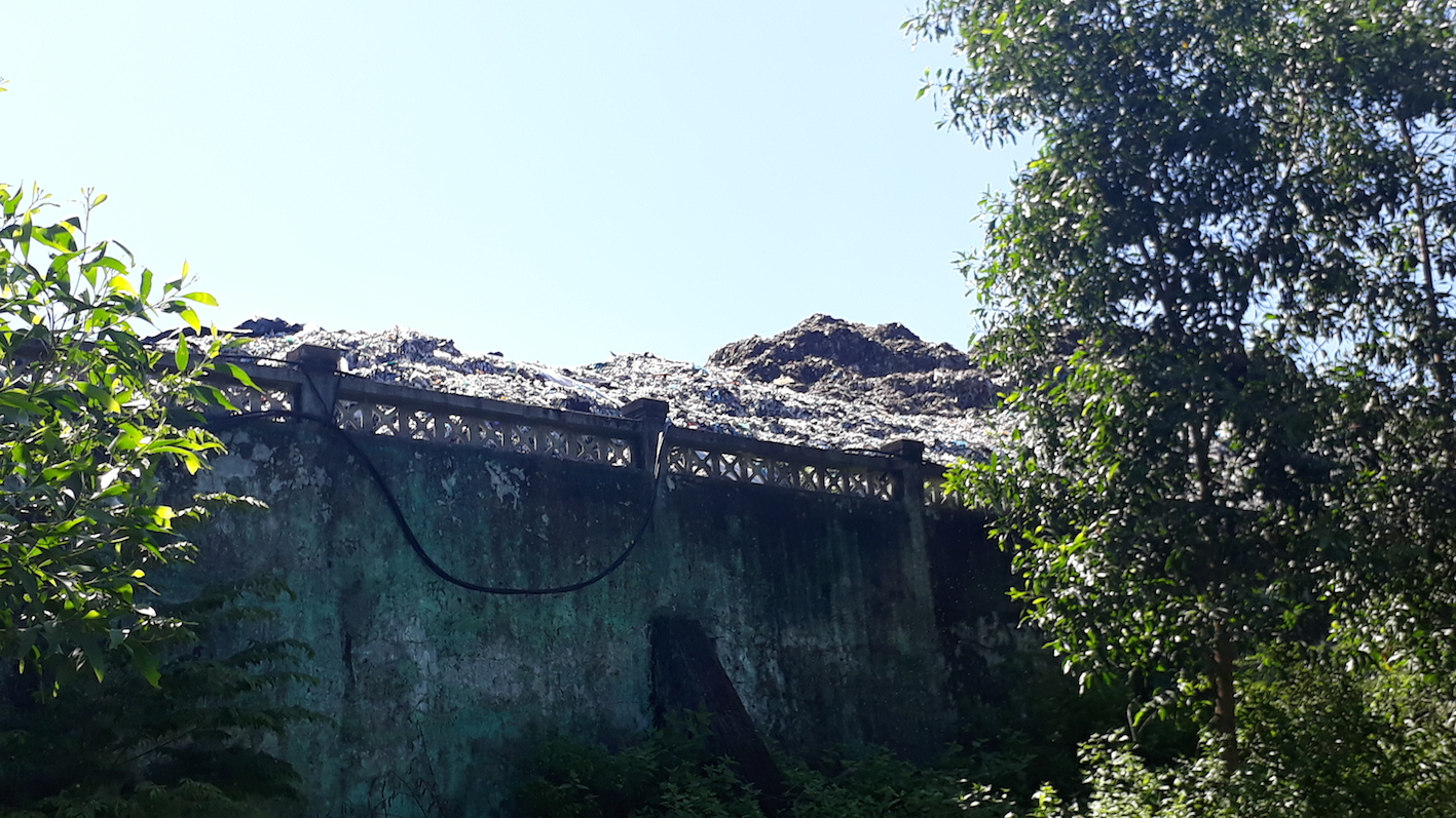 Núi rác lộ thiên đe dọa người dân Huế - ảnh 2