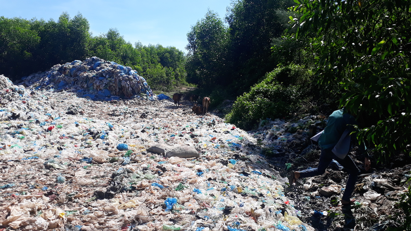 Núi rác lộ thiên đe dọa người dân Huế - ảnh 5