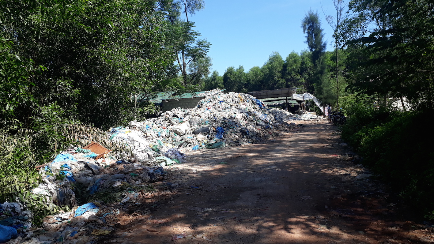 Núi rác lộ thiên đe dọa người dân Huế - ảnh 6