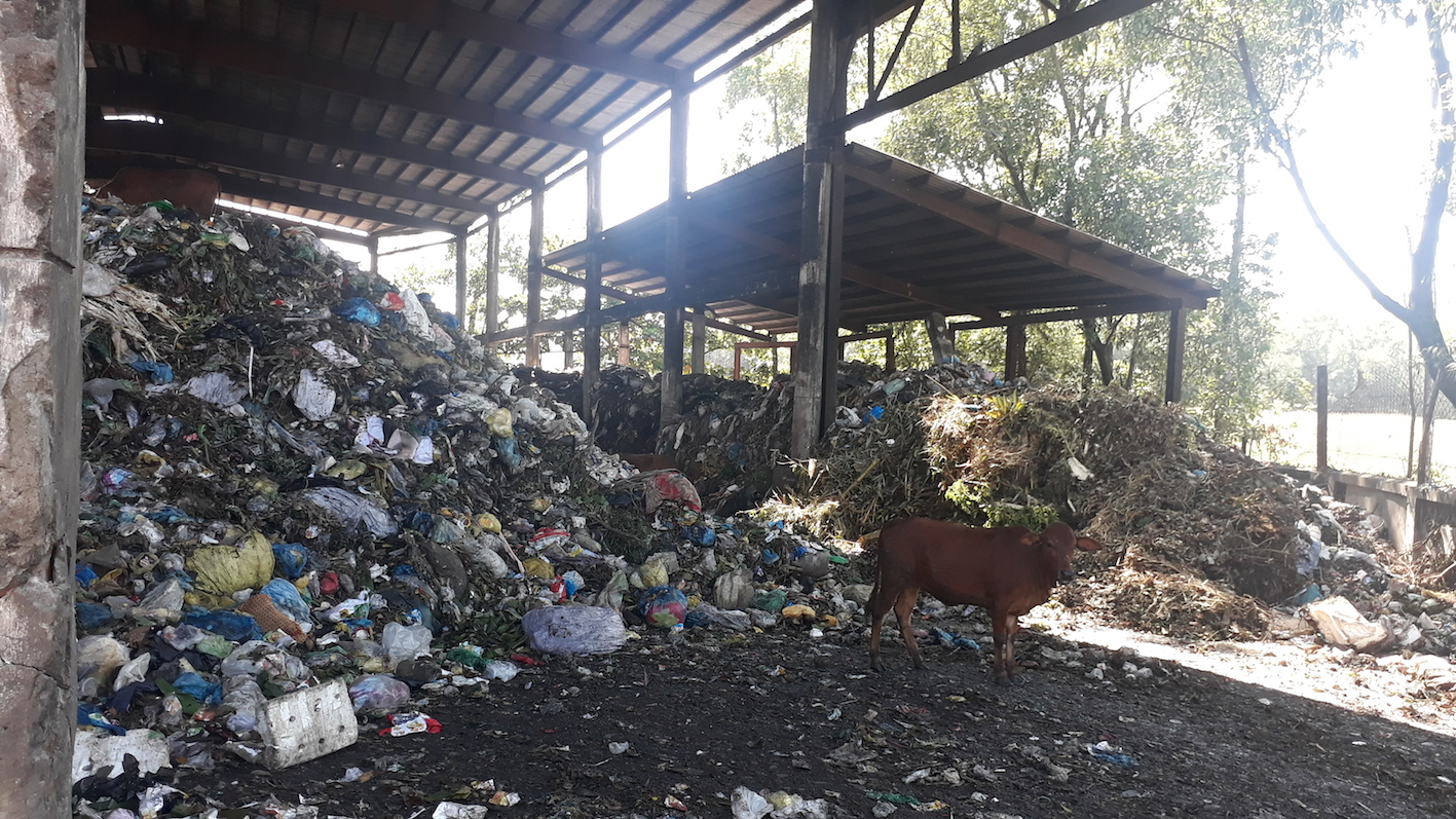 Núi rác lộ thiên đe dọa người dân Huế - ảnh 7