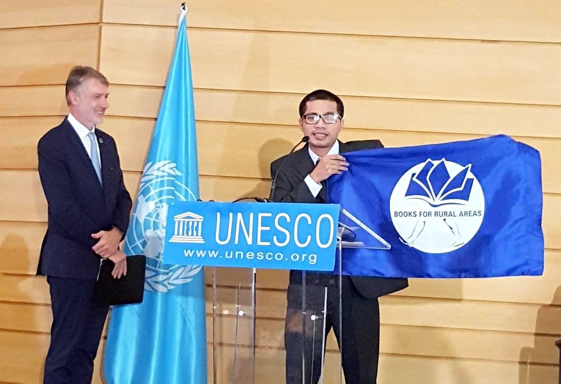 Nguyễn Quang Thạch nhận giải thưởng Literacy Prize 2016 của UNESCO